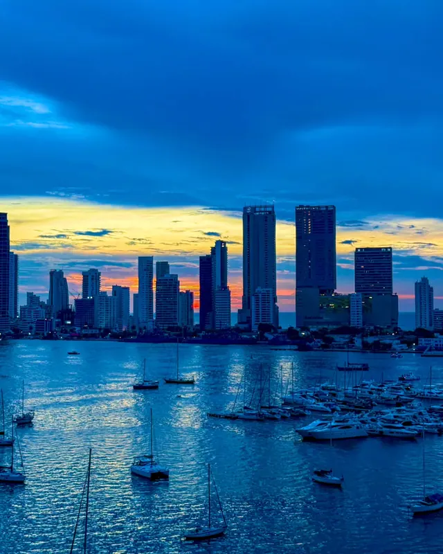 Atardecer sobre Bocagrande desde la bahía de Cartagena